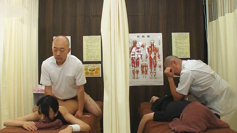 Dẫn con ghệ đi mát-xa rồi bị đụ cạnh bên mà không hề hay biết