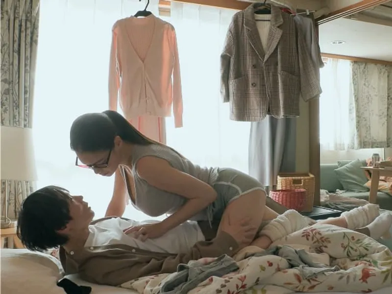 được chị cạnh bên nhà "an ủi" khi em người yêu đi ngoại tình