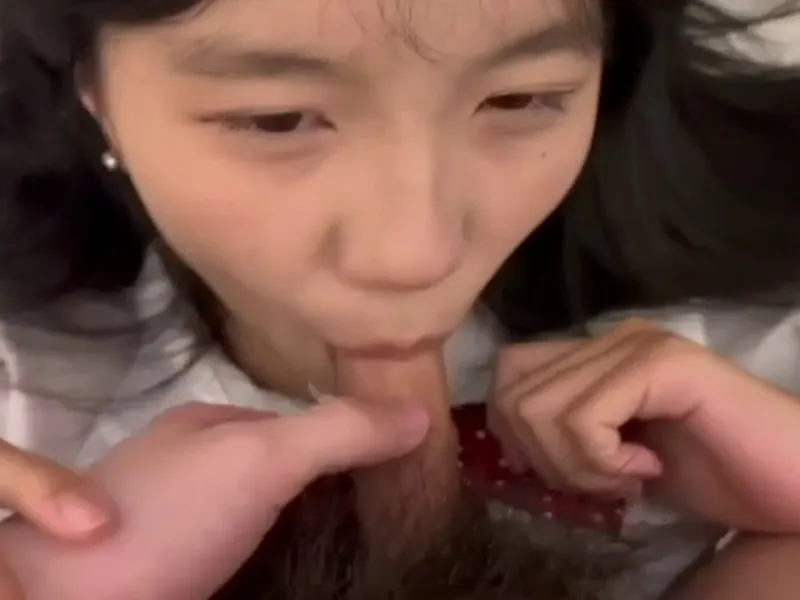 Em loli dễ thương liếm thằng nhỏ biến em thành con em đĩ nứng lồn p2